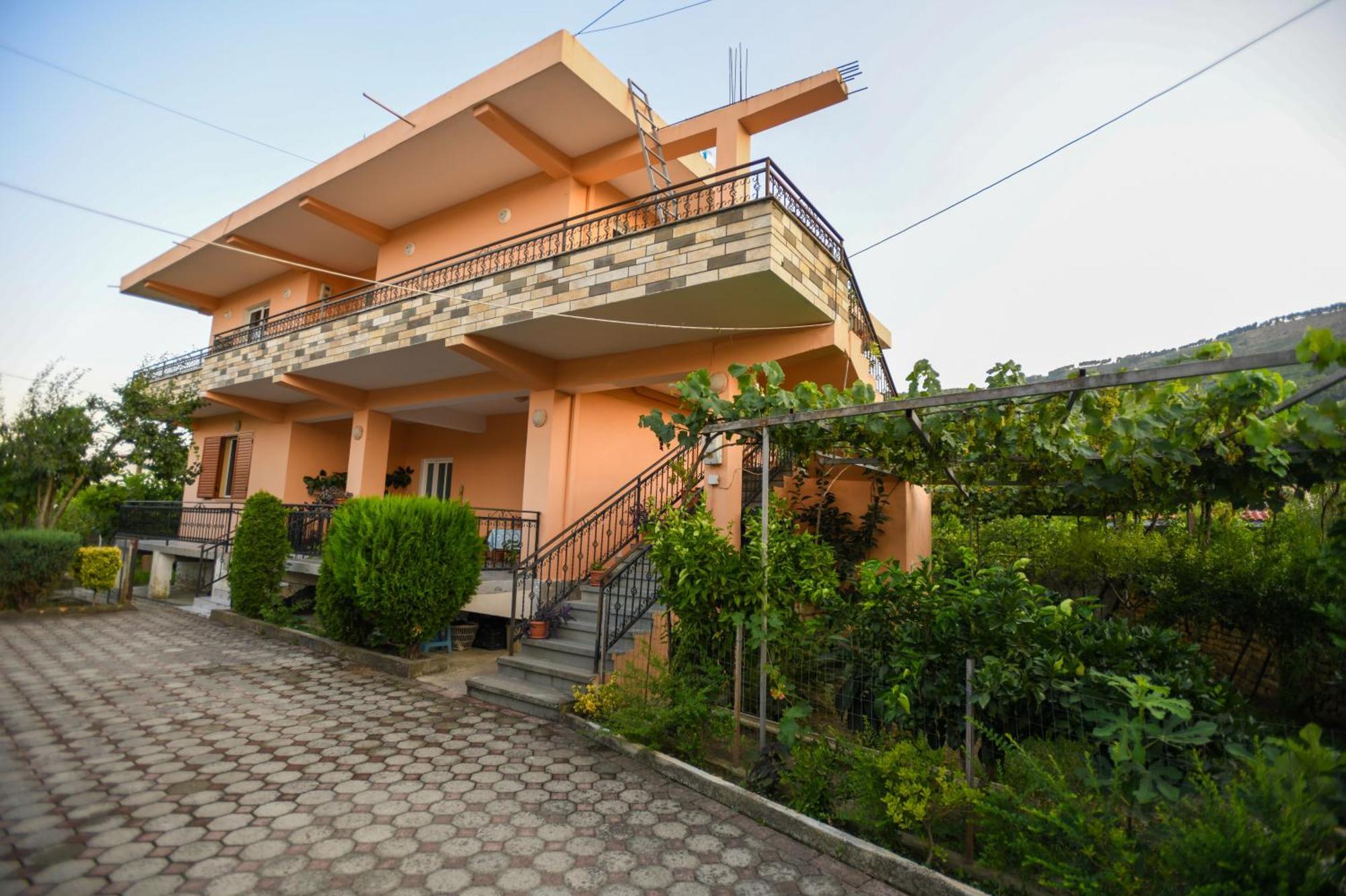 Apartment Darlin Berat Exterior photo