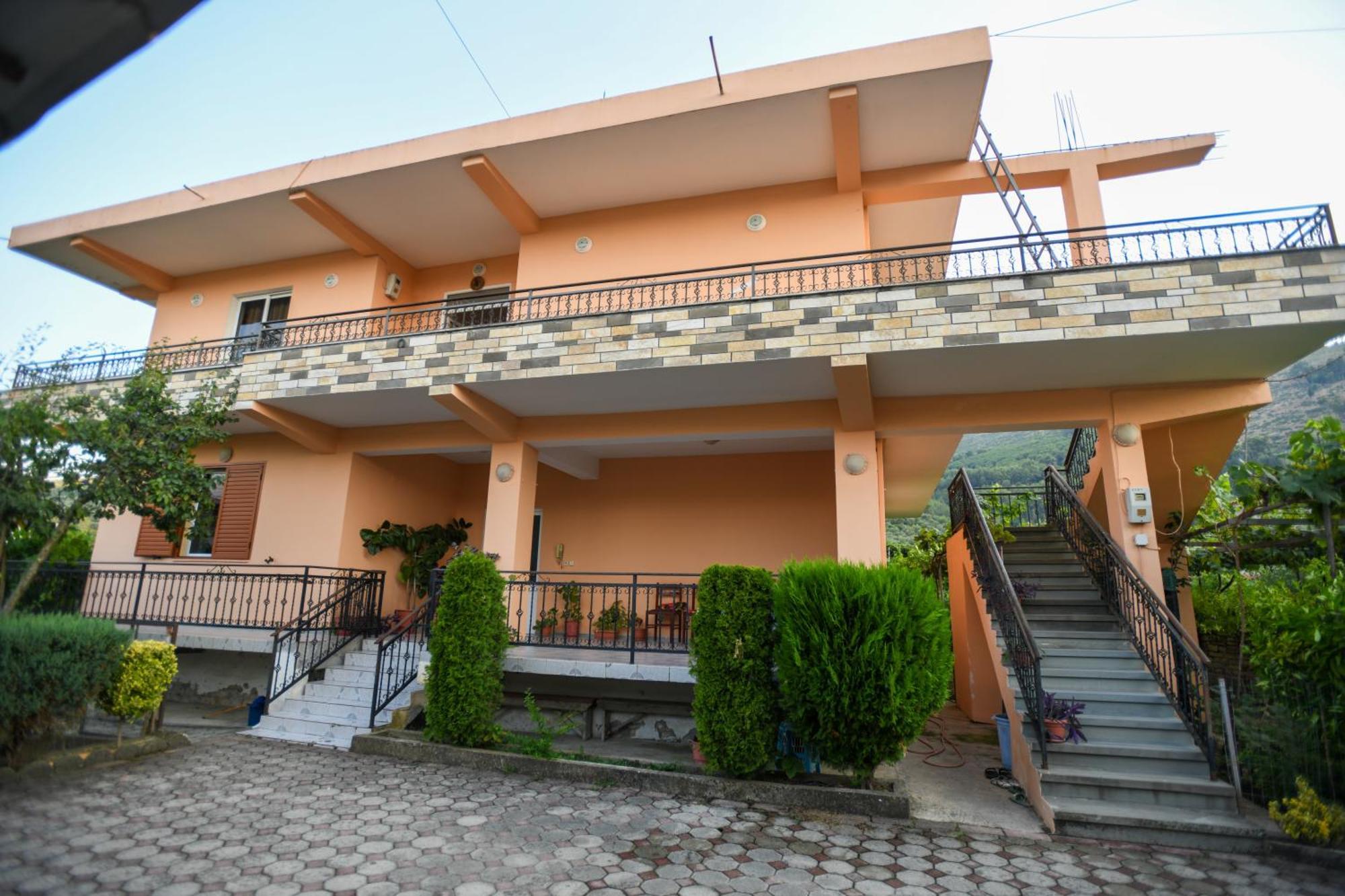 Apartment Darlin Berat Exterior photo